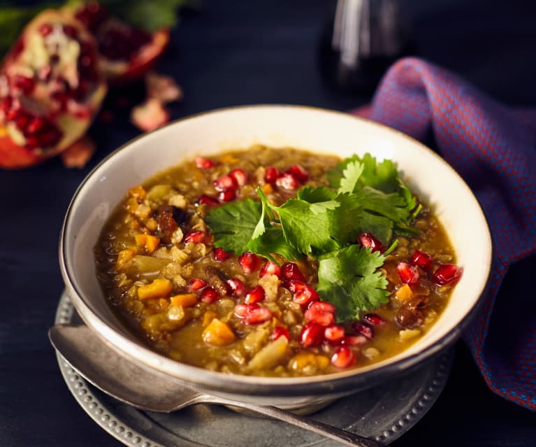 Linsensuppe mit Aprikosen und Granatapfel