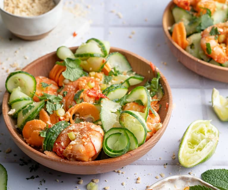 Ensalada picante de camarones con espirales de zanahoria y pepino