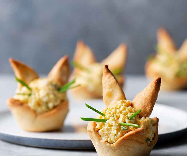 Ensalada de huevo en un nido de Pascua crujiente