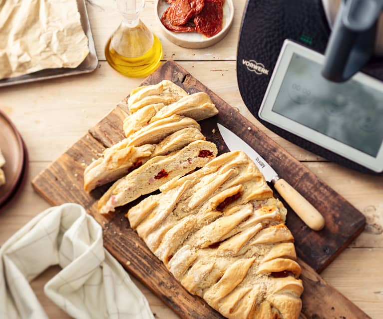 Pain apéritif aux lardons, oignons, tomates séchées et béchamel