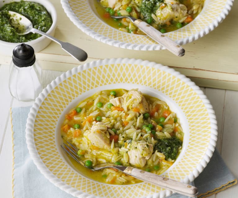 Orzo-Pasta mit Hähnchen und Pesto