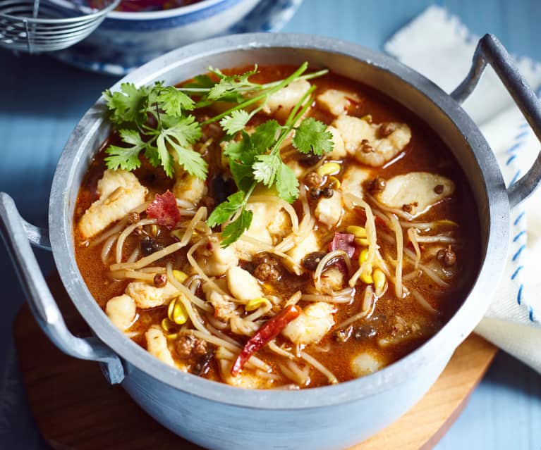 Filet de poisson aux pousses de soja dans une sauce épiceée 