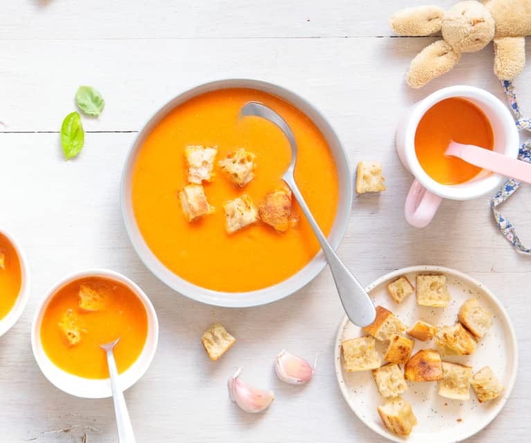 Potage rouge tomate-poivron et croûtons à l'ail