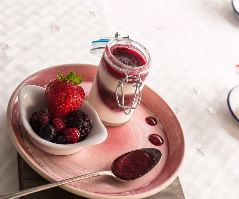 Helado de queso con salsa de frutos rojos