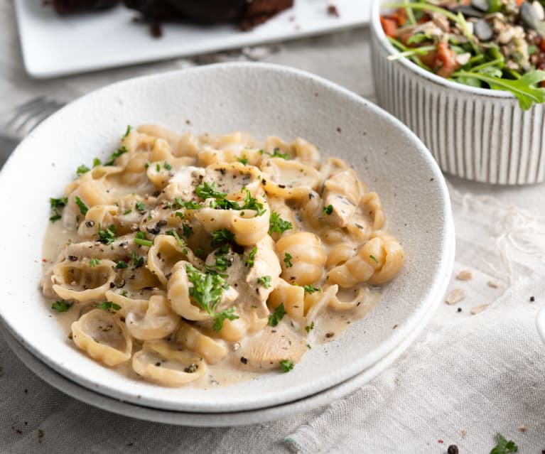 Pasta de cebolla y pollo con ensalada templada de tubérculos y Flatcake de chocolate al vapor.