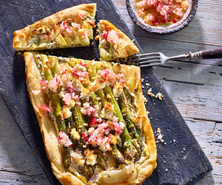 Blätterteigtarte mit grünem Spargel, Feta und Radieschen-Öl Blätterteigtarte mit grünem Spargel, Feta und Radieschen-Öl