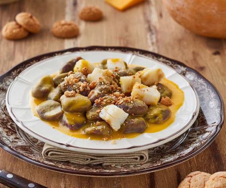 Gnocchi neri con crema di zucca, amaretti e baccalà