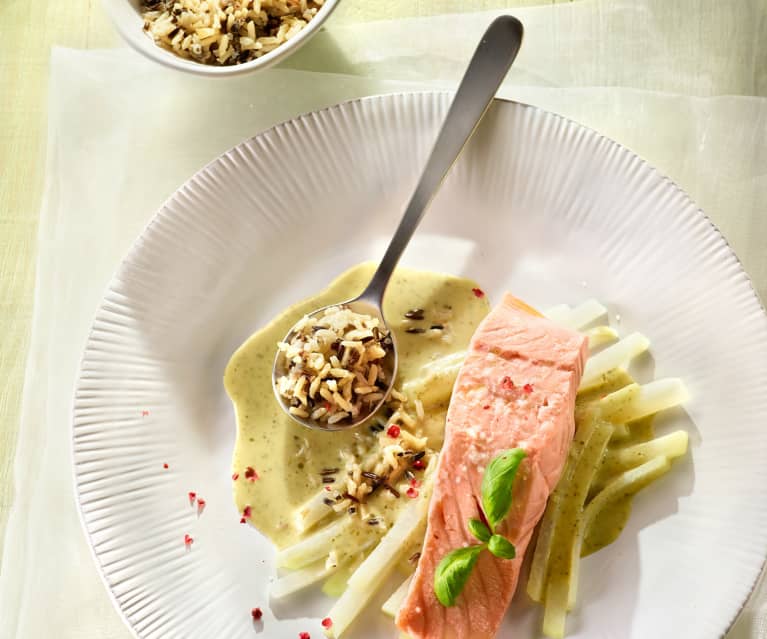 Lachs mit Kohlrabi, Basilikumsauce und Wildreis