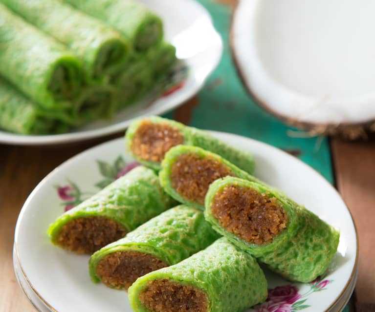 Kuih ketayap (crêpes with sweet coconut filling 