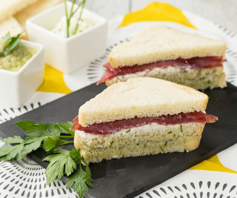 Tramezzino con patè di carciofini, crema di ricotta e bresaola