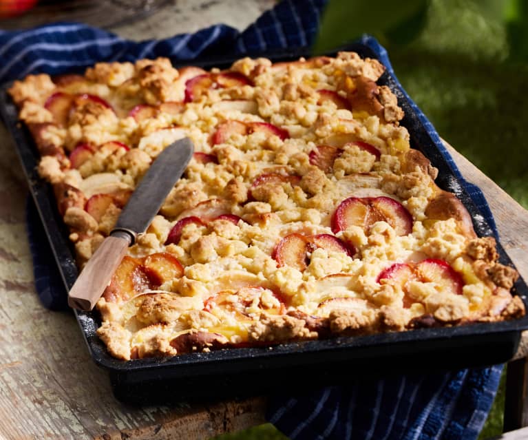 Apfel-Pflaumen-Kuchen mit Pudding und Streuseln