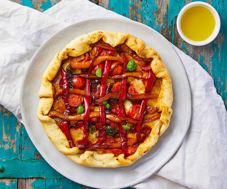 Crostata salata ai peperoni con mozzarella e basilico