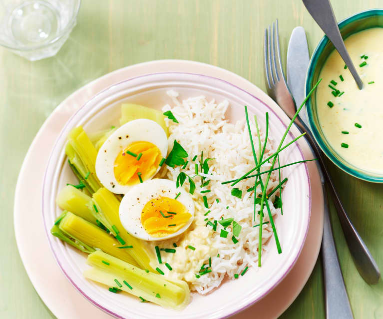 Poireaux au curry, riz semi-complet et œufs mollets