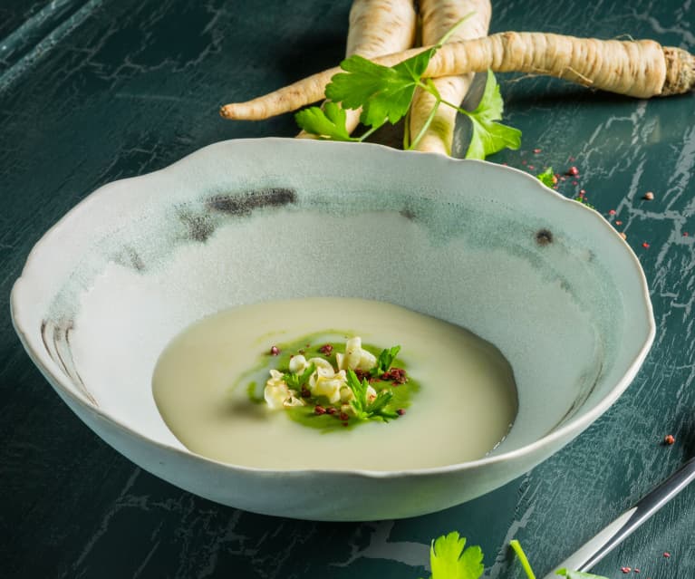 Petersiliencremesuppe weiß-grün mit Chips