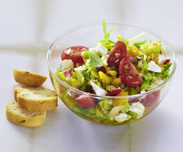 Salade de concombre, radis et poivrons