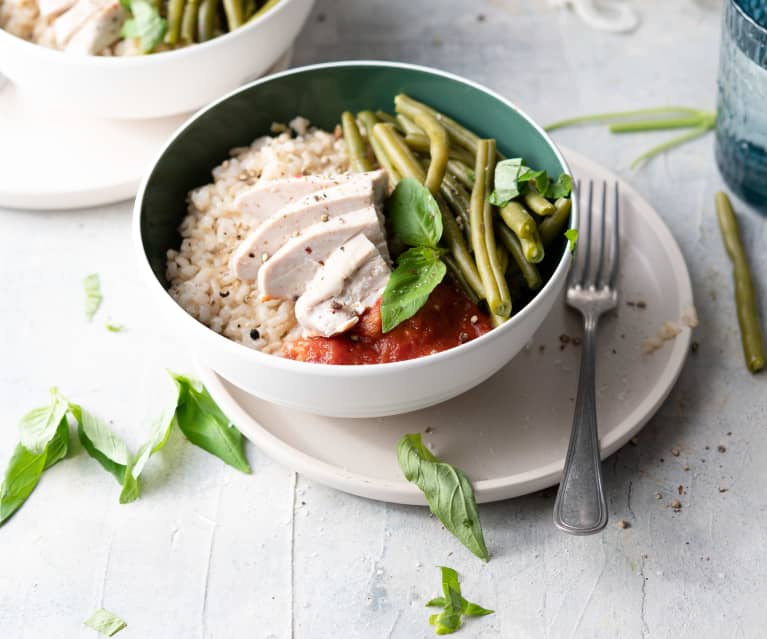 Bowl Fitness con arroz integral, ejotes, pollo y salsa caliente de jitomate