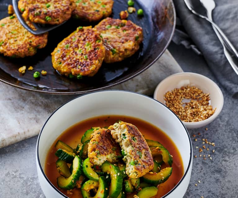 Hähnchen-Zucchini-Erbsen-Puffer mit Gurkensalat