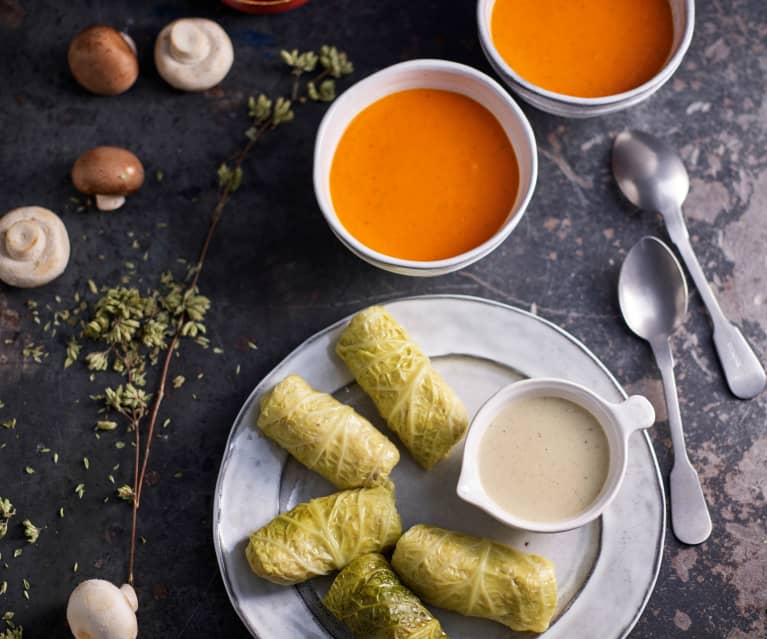 Menu: Sopa cremosa de tomate; Rolos de couve recheados com milho painço e molho de cogumelos