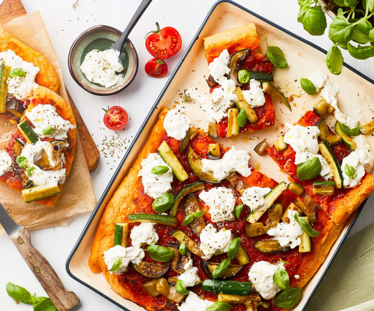 Pizza de tomate con burrata, berenjena y calabacín