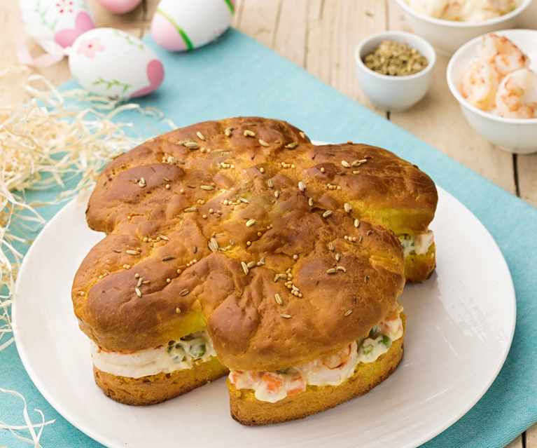 Colomba salata alla curcuma con verdure e gamberi