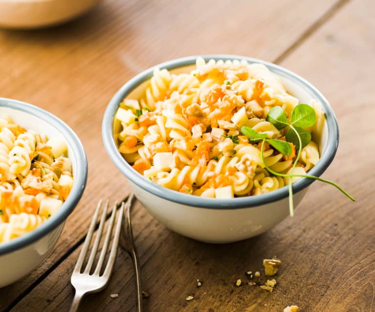 Nudelsalat mit Karotte, Apfel und Nuss