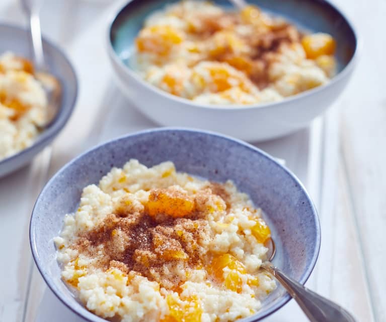 Milch-Couscous mit Zucker und Zimt