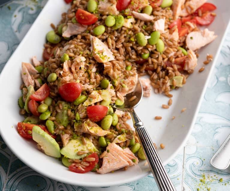 Ensalada de espelta con salmón y verduras