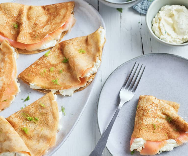 Crepas con salmón ahumado y crema de queso