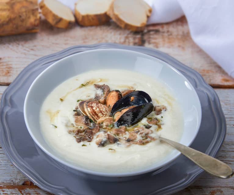 Zuppa bianca di frutti di mare al rafano e funghi