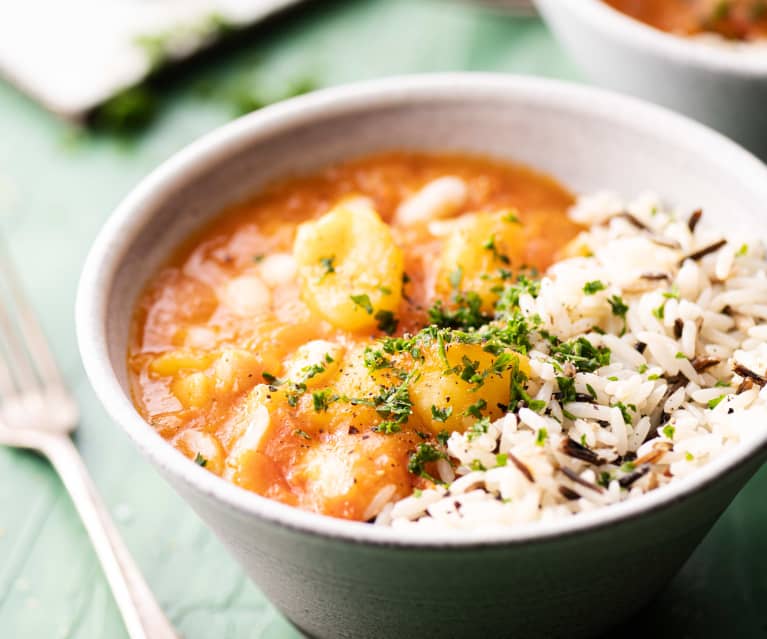 Judías blancas con patatas al aroma de romero con salsa de tomate