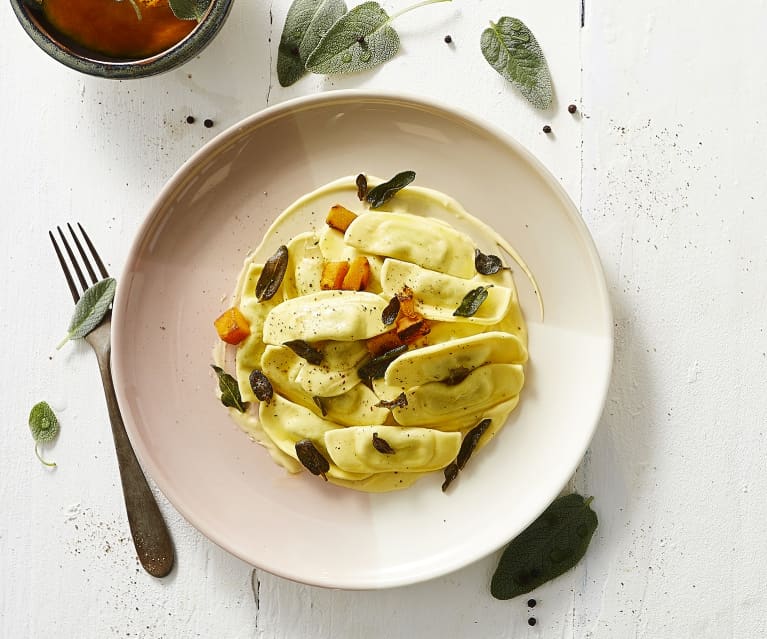 Caramelle di pasta fresca con ricotta, cavolo nero e formaggio