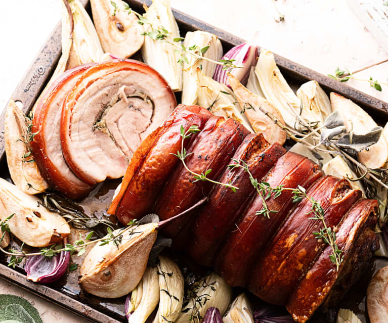 Porchetta rôtie aux poires et oignons