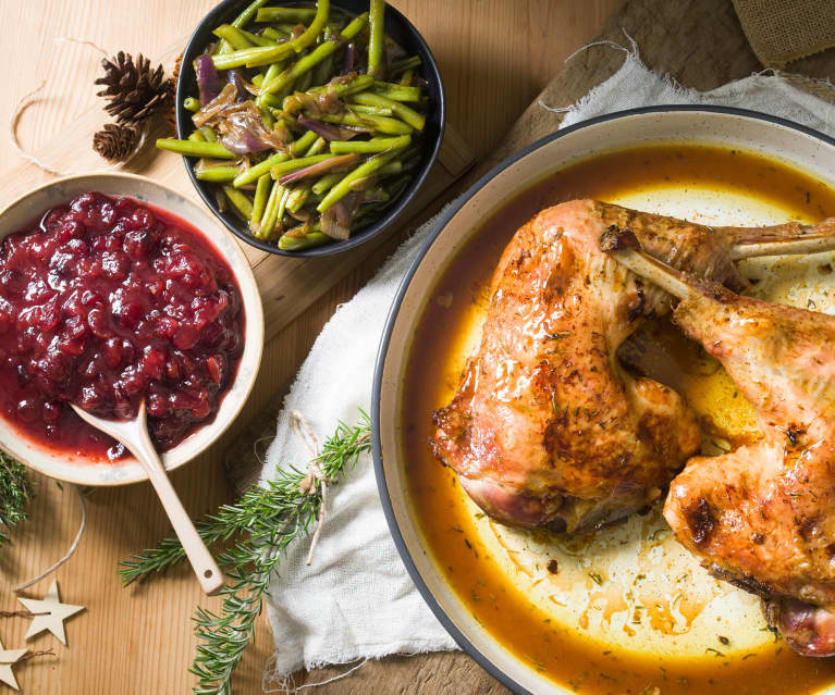 Hendlhaxerl mit lauwarmen Fisolensalat und Cranberrysauce