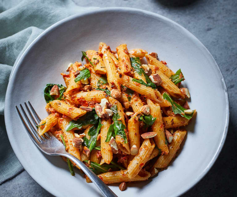 Nudeln mit Orangenpesto und Rucola