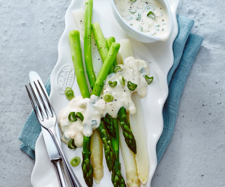 Ei-Sauce zu gekochtem Spargel