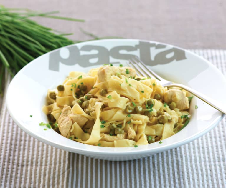 Tagliatelle com frango de ervilhas