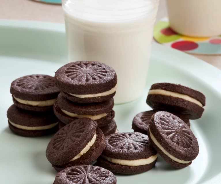 Bolachas de chocolate com recheio de baunilha