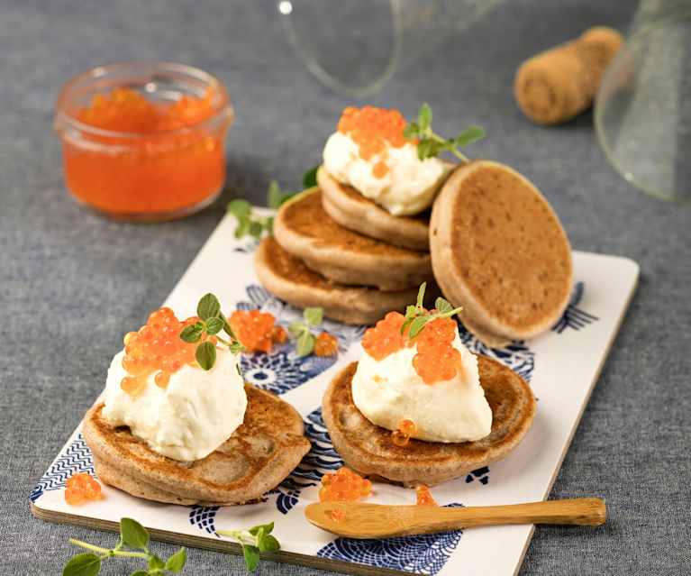 Buchweizenblinis mit Oberskren und Forellenkaviar