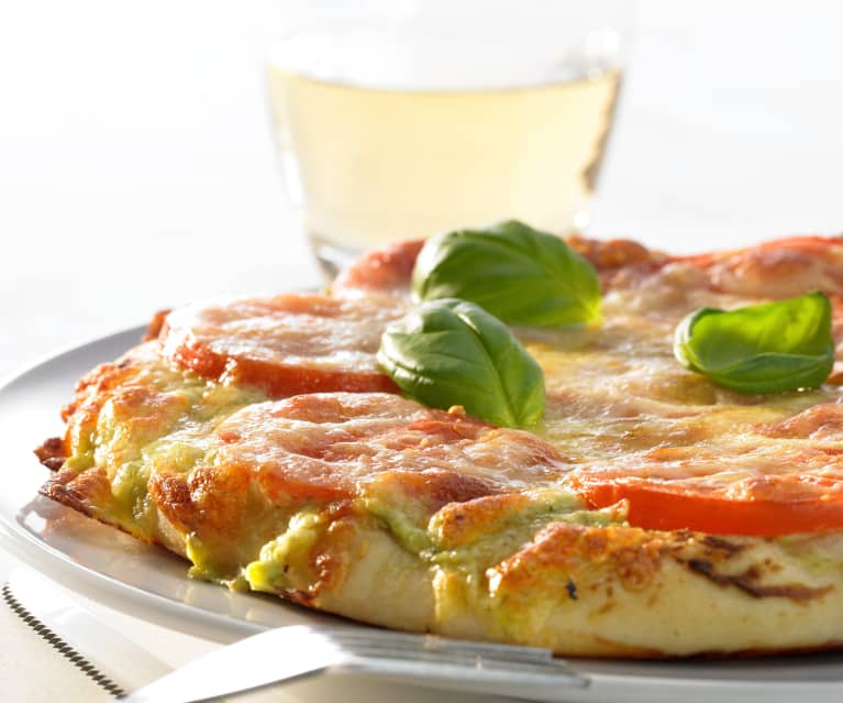 Pizza bianco mit Pesto und Mozzarella