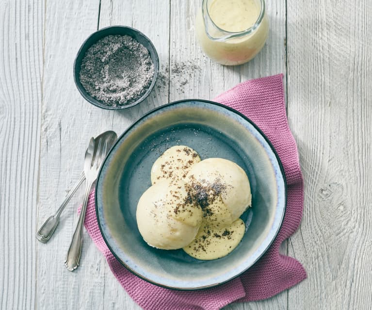 Mini-Germknödel mit Mohnzucker und Vanillesauce