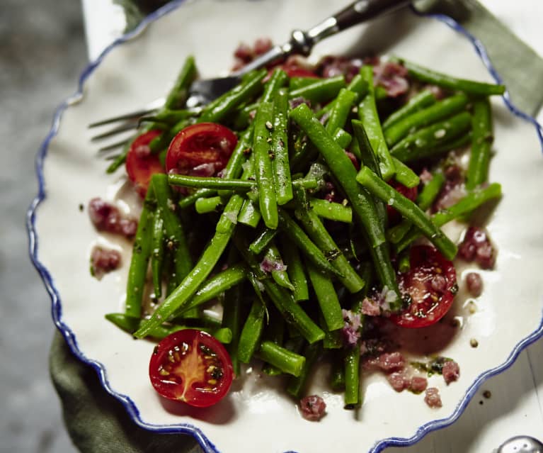 Bohnen-Tomaten-Salat mit Speck