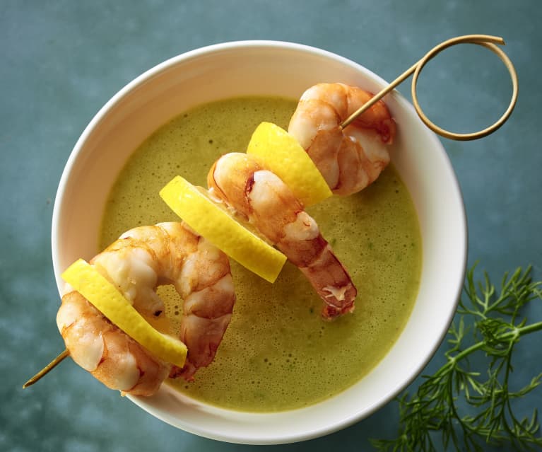 Soupe de concombre et brochettes de crevettes