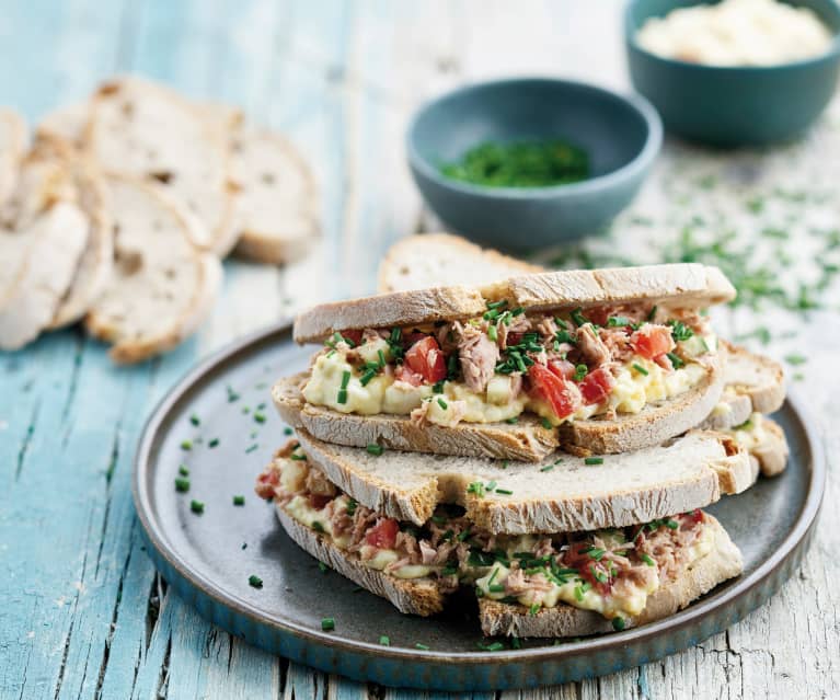 Sanduíche de atum, tomate e pepino