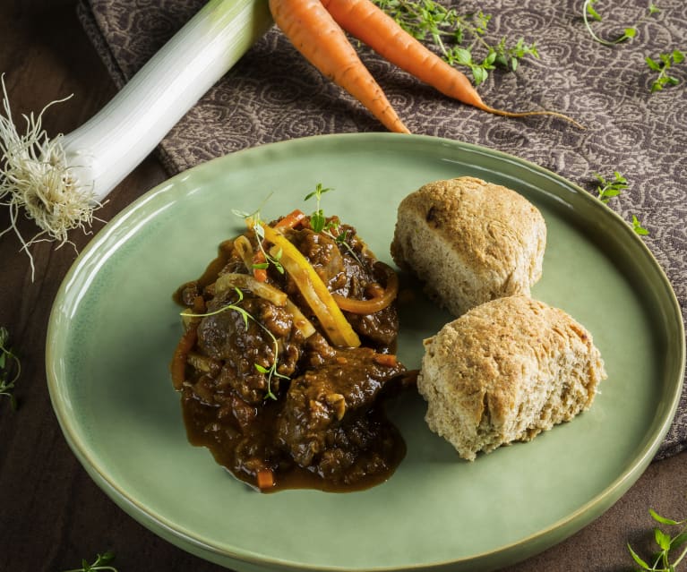 Hirschragout mit Wurzelallerlei und Lauchbuchteln