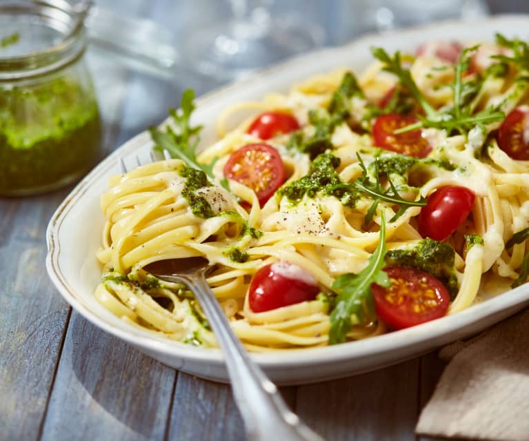 Nudeln mit Käsesauce, Pesto und frischen Tomaten - Cookidoo® – la ...