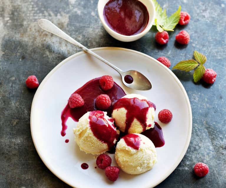 Glace au litchi, coulis de framboise