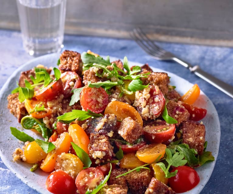 Italienischer Brotsalat mit Cherry-Tomaten und roten Zwiebeln Italienischer Brotsalat mit Cherry-Tomaten und roten Zwiebeln