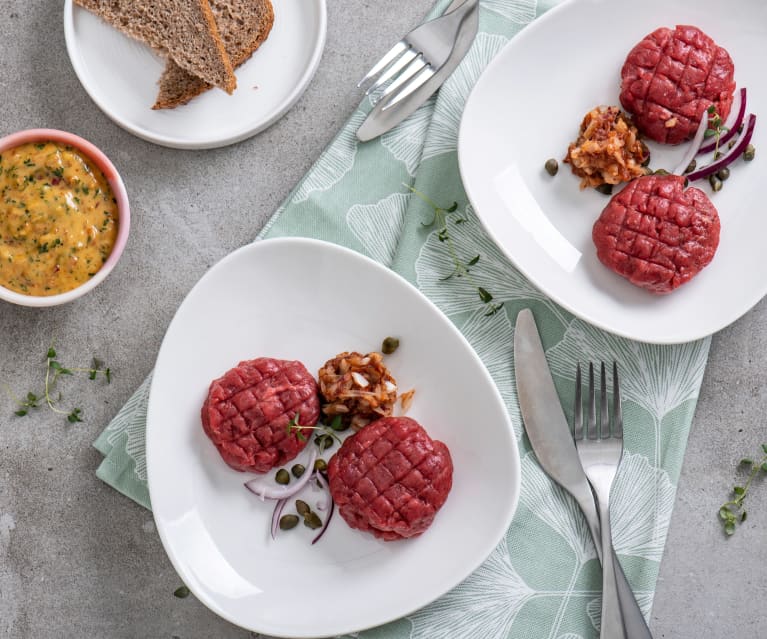 Bife tártaro com alcaparras, cebola roxa, tomate seco e molho aioli