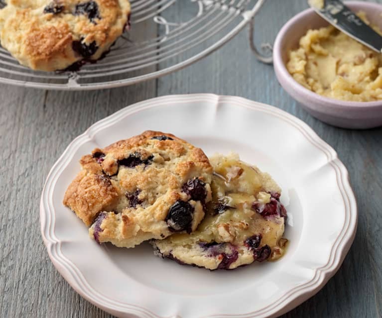 Scones ai mirtilli con burro di noci e miele