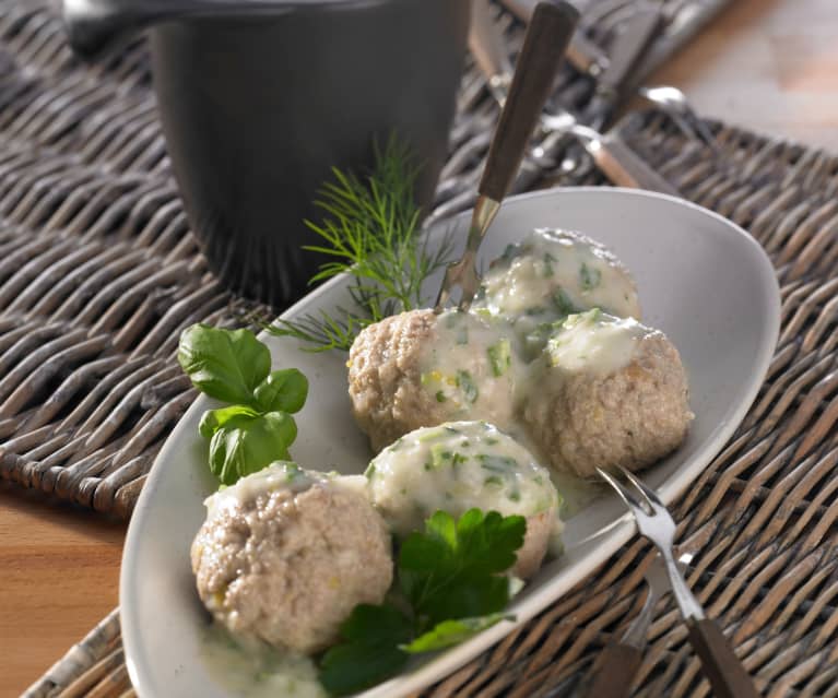 Fleischbällchen in Kräutersauce